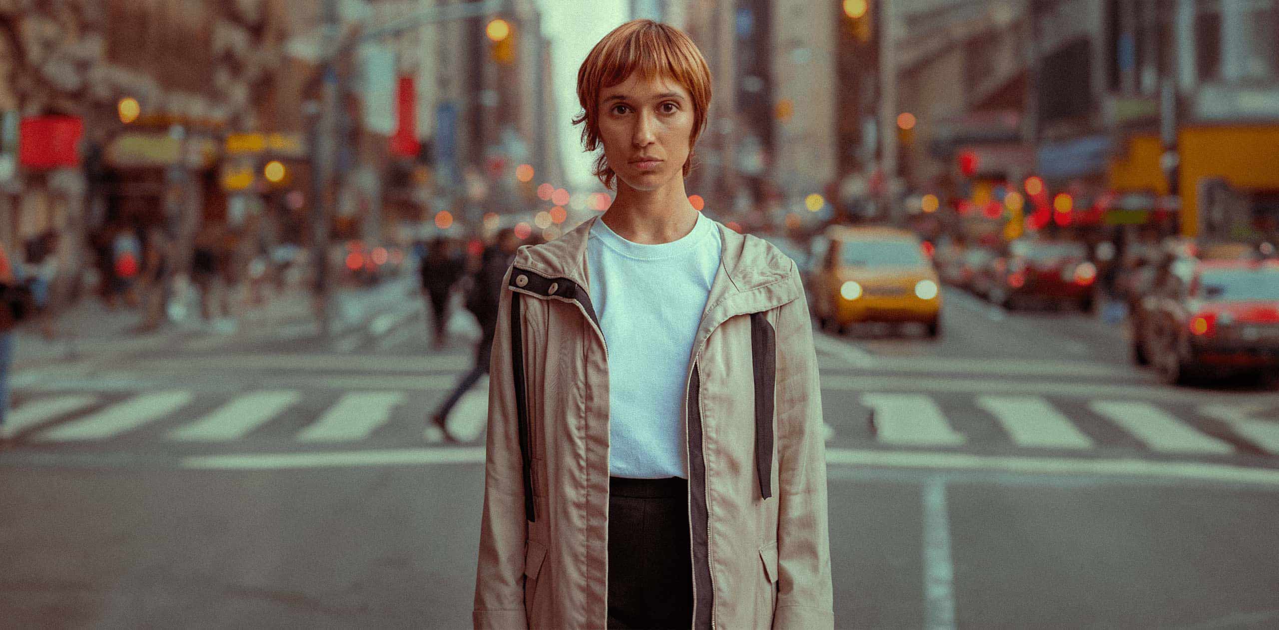 Ragazza vestita alla moda in mezzo ad un incrocio di New York